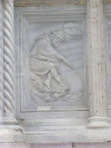 A Febbraio un pescatore siede sulla sponda del Trasimeno, sotto il segno dei Pesci