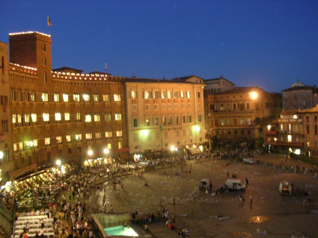 La piazza principale di Siena, fotografata subito dopo la conclusione del famoso Palio cittadino