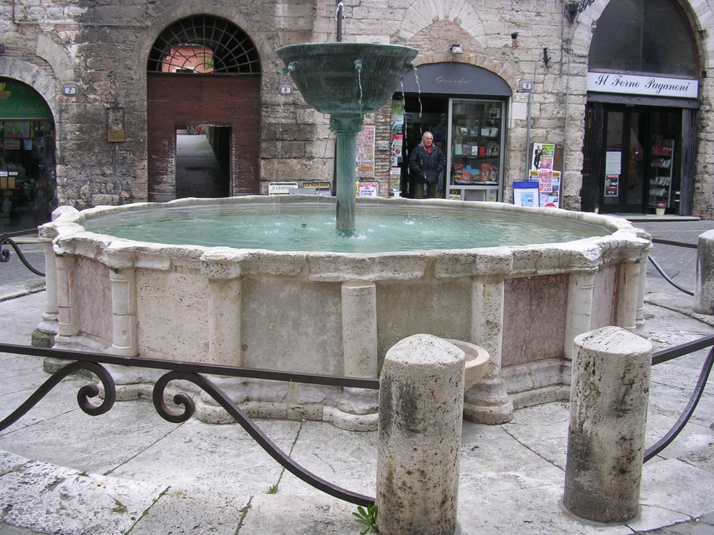 Al centro di una piazza del centro storico di Narni, si erge una fontana a pianta circolare