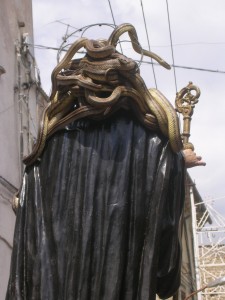 il simulacro sfila per le vie di Cocullo