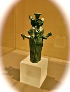 la dea Ecate, nella sua triplice forma, è simbolo della Luna