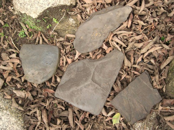 resti di tegole in ardesia dal sito di Pedemonte