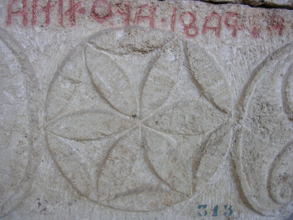 particolare del fronte di urnetta etrusca di età ellenistica