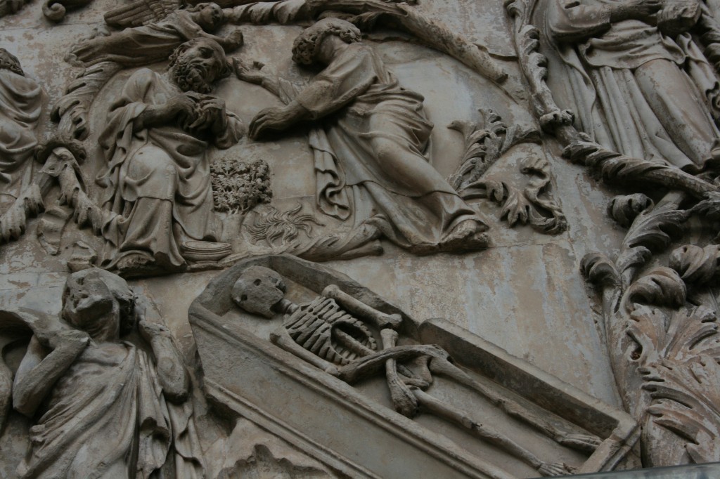 particolare dei rilievi del secondo pilastro