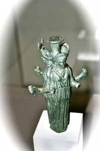 bronzetto votivo della dea Ecate. Treviso.