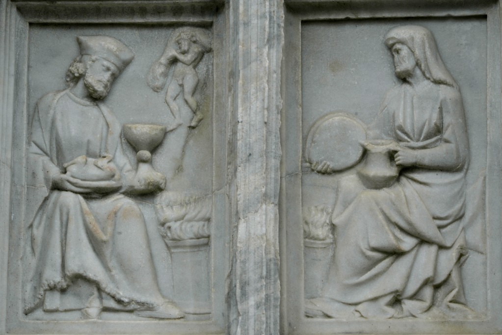 moglie e marito siedono a banchettare davanti al fuoco