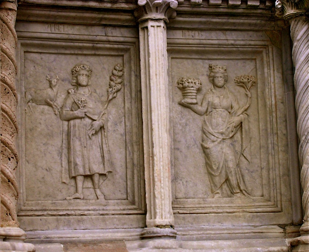 Moglie e marito reggono cesti e rami fioriti