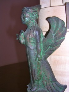 Una delle quattro figure alate che decoravano gli spigoli del carro femminile