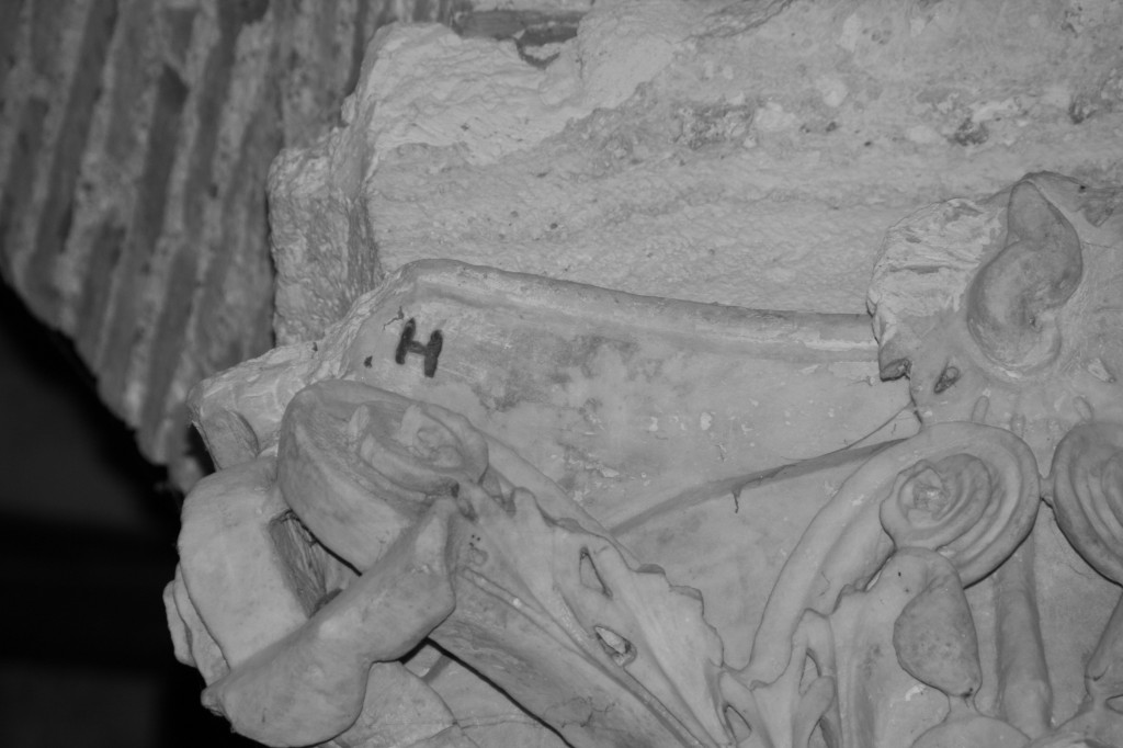 monogramma cristiano, inciso e rubricato sull'abaco di un capitello corinzio