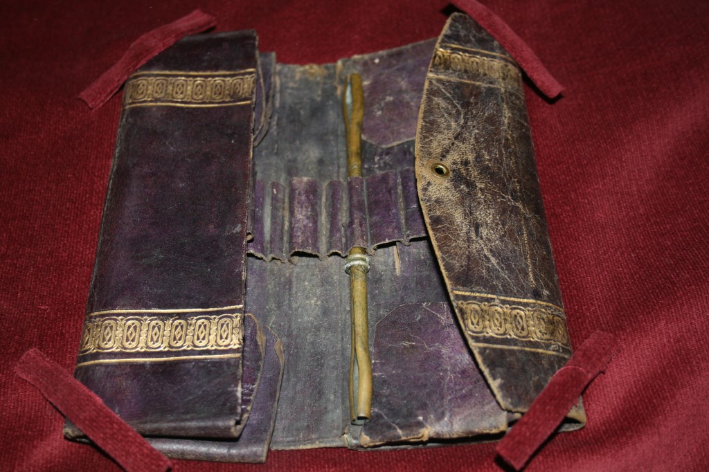 antico astuccio per ferri chirurgici, esposto nel museo civico di Preci