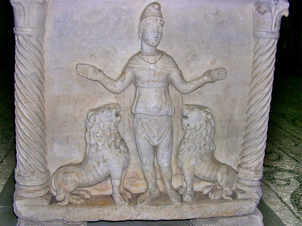 Scena del lato breve di un sarcofago paleocristiano. Ravenna. Foto A. Bazzoli