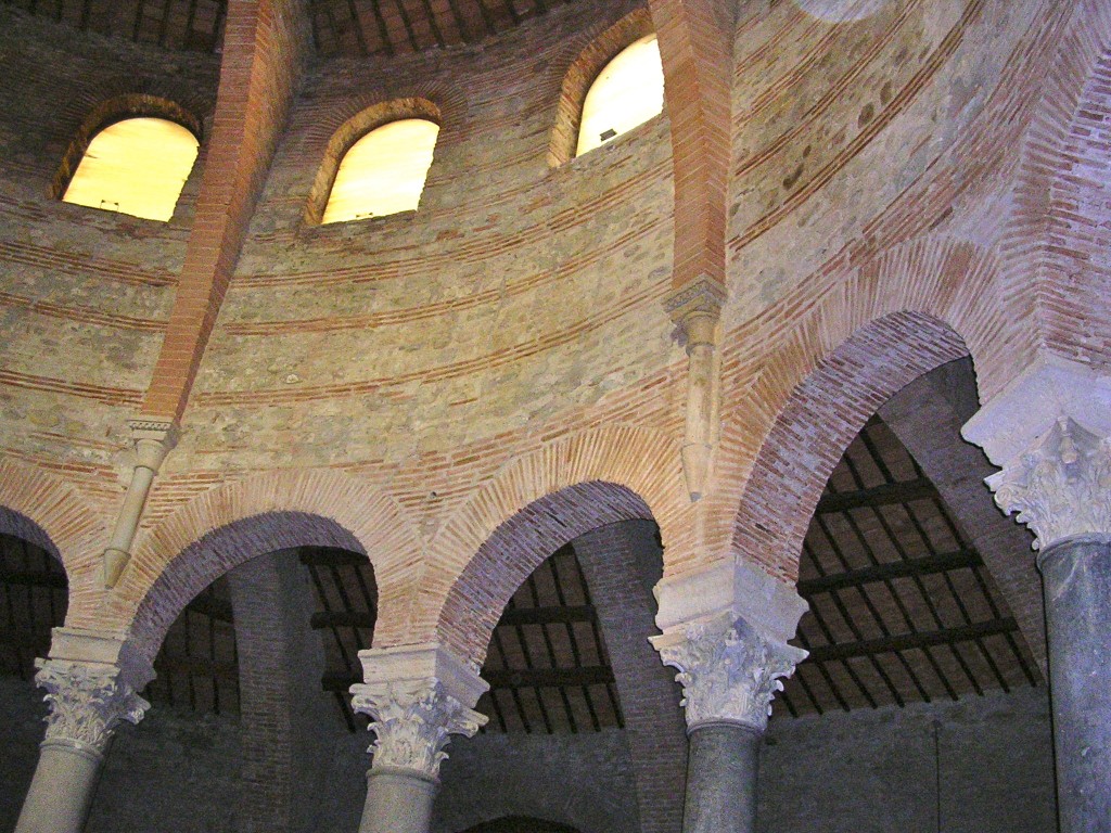 il peristilio che sorregge il tamburo sopraelevato nel Tempio Sant'Angelo in Perugia