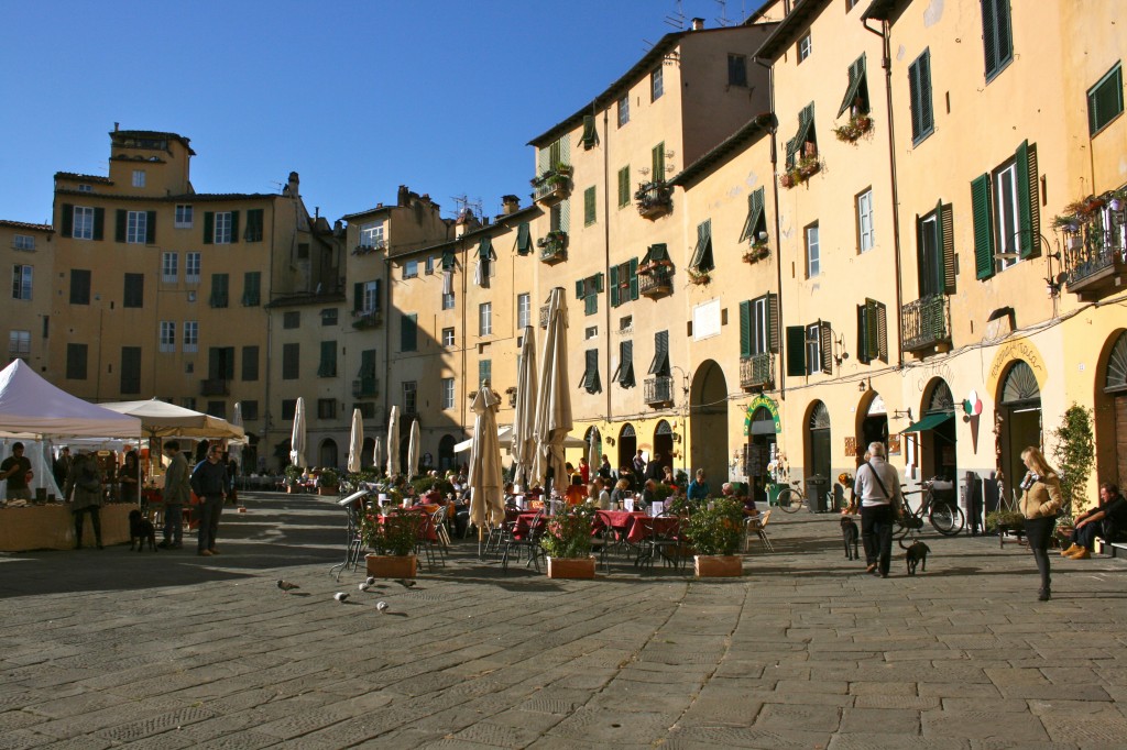 Piazza dell'Anfiteatro a Lucca