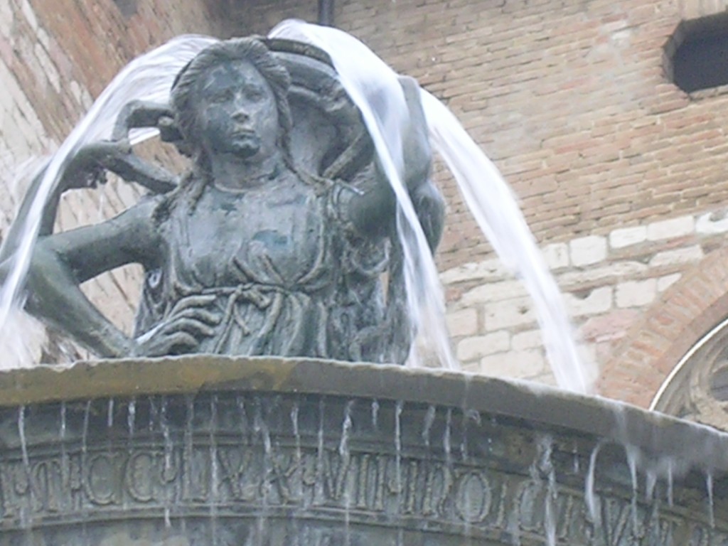 le tre portatrici d'acqua, opera bronzea del 1278