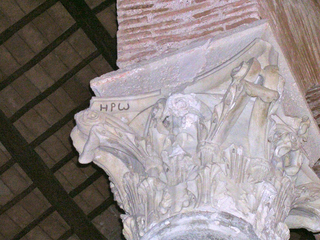 capitello con iscrizione nel Tempio di San Michele Arcangelo a Perugia