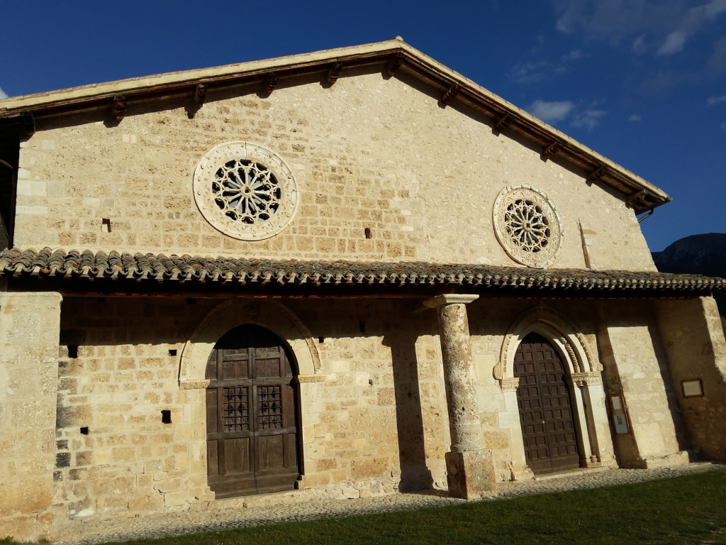 questa bellissima e antichissima chiesa purtroppo non esiste più a causa del terremoto del 26 ottobre 2016 che ha fatto crollare l' edificio già danneggiato dal precedente terremoto dello scorso agosto (foto A.Bazzoli)