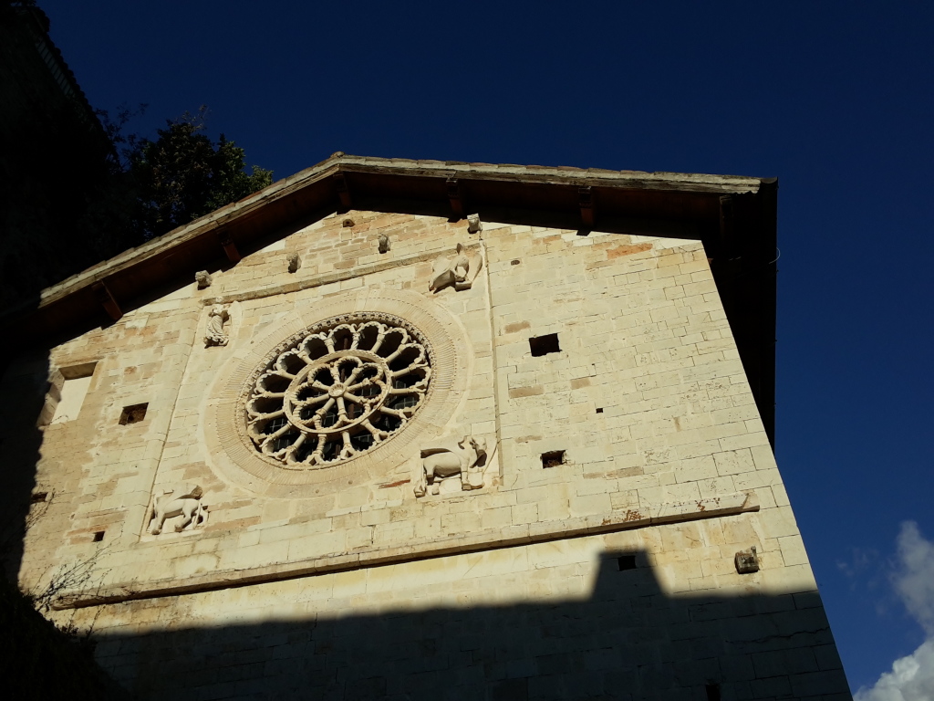 purtroppo questo rosone romanico non esiste più. Non sarebbe stato distrutto se parte del cimitero sovrastante non gli fosse piombato addosso in seguito al terreno che gli è franato addosso con il terremoto del 26 ottobre 2016