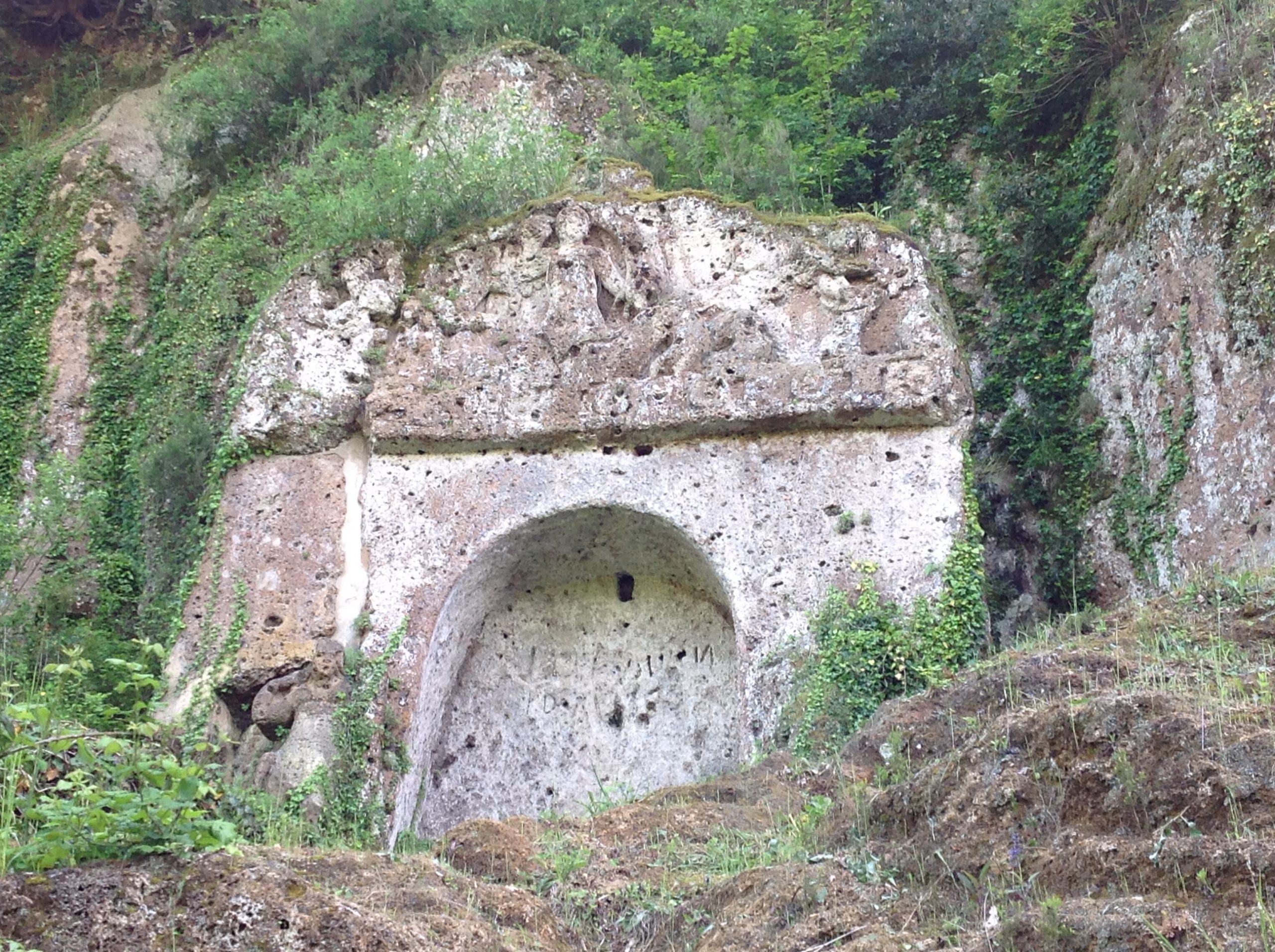 La sirena a due code della necropoli di Sovana