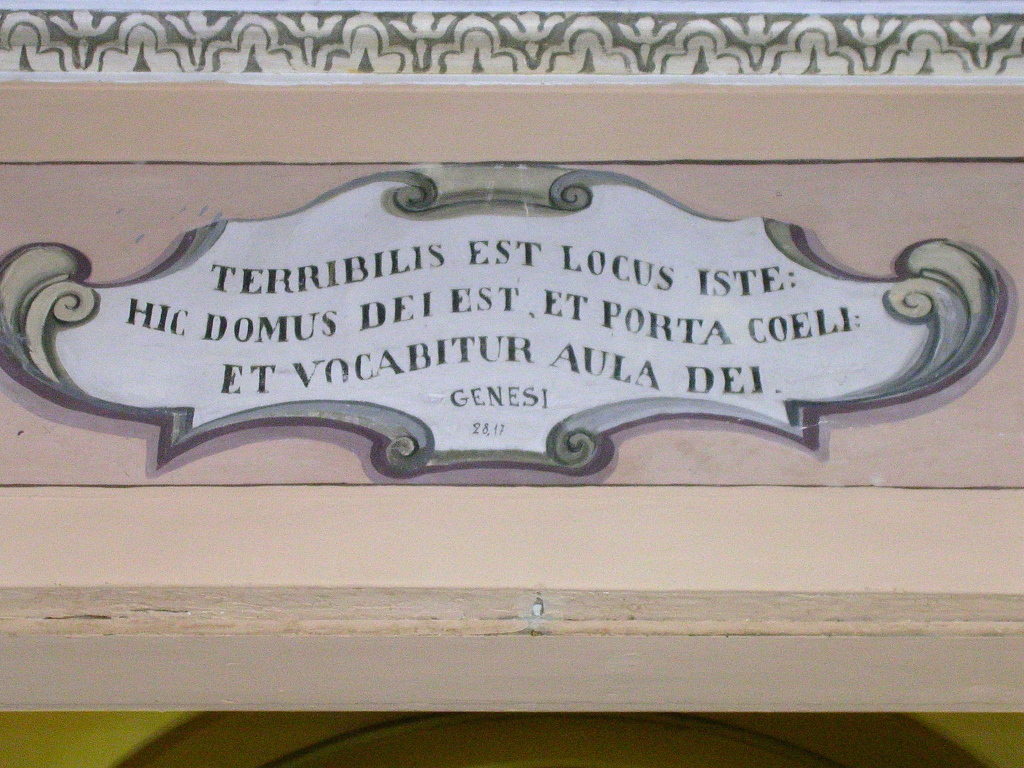 La frase è dipinta sopra il portale di una chiesa di Costacciaro, piccolo comune in provincia di Perugia