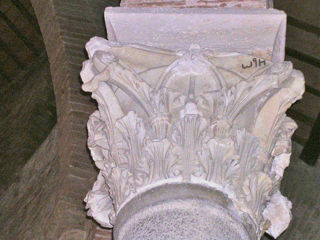 iscrizione ripassata con vernice nera dal significato simbolico legato al nome di Cristo