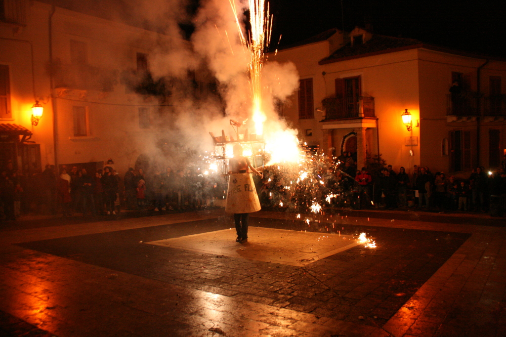 Caramanico, il Ballo della Pupa con fuochi pirotecnici
