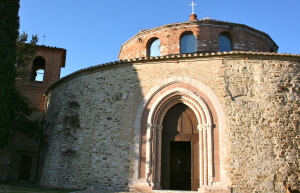 Entrando nel tempio Sant'Angelo da sud