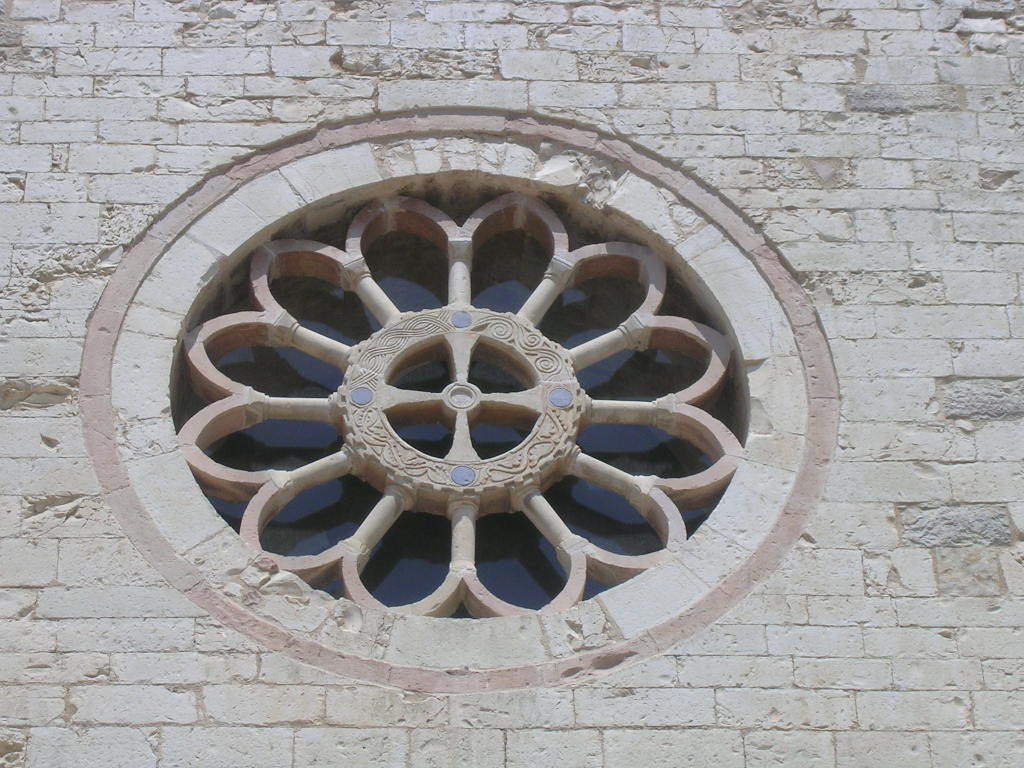 Il bellissimo rosone della chiesa romanica di San Claudio a Spello