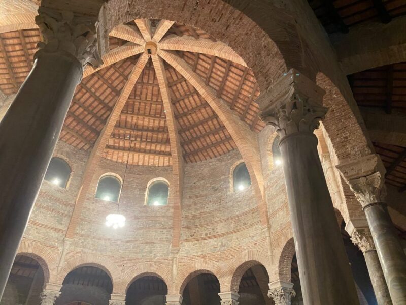 A piedi verso il tempio dell’Angelo