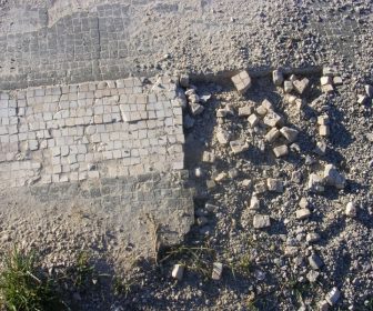 Pavimento a mosaico che necessita di essere restaurato